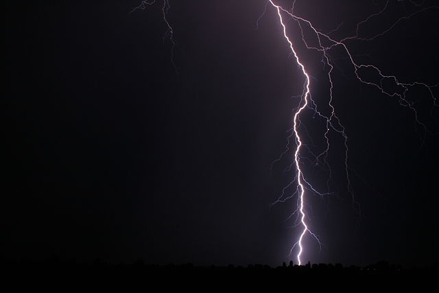 File:Blitz bei Nacht 003.JPG