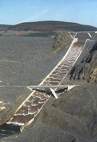 File:Llyn Brianne spillway.jpg