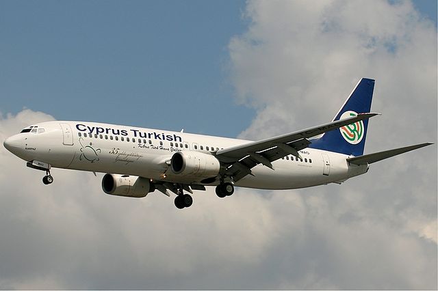 File:KTHY Boeing 737-800 KvW.jpg