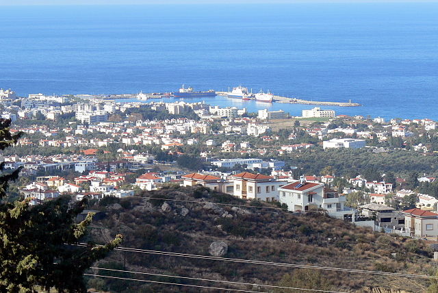 File:Bellapais - Blick auf Kyrenia.jpg