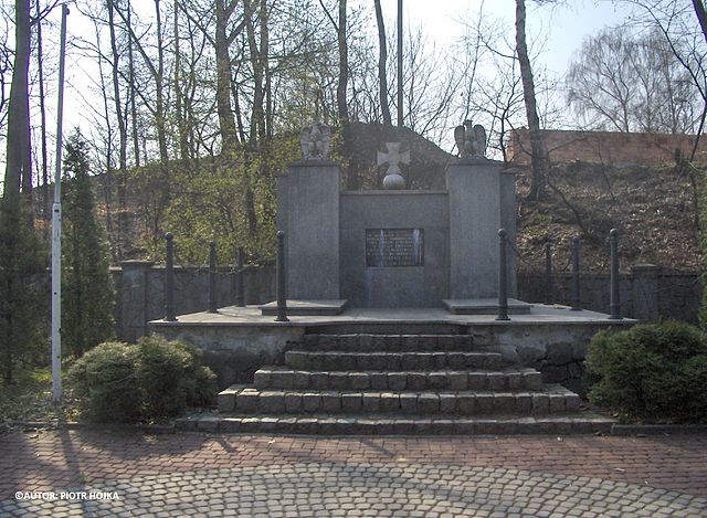 File:Pomnik mogila ofiar marszu smierci Wodzislaw Slaski.JPG