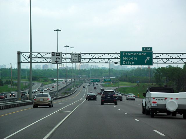 File:Highway 417 near Highway 416.jpg