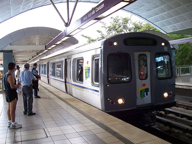 File:Tren Urbano in Bayam&oacute;n (Puerto Rico).jpg
