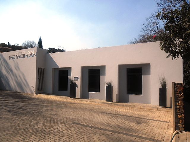 File:Neomodernist facade in Pretoria.JPG