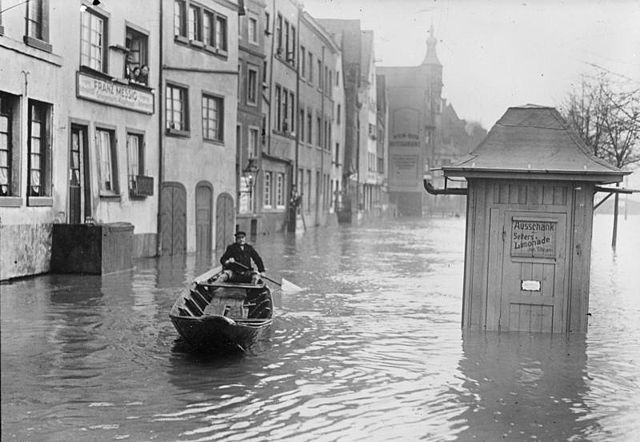 File:Bundesarchiv Bild 102-10776, K&ouml;ln, Hochwasser.jpg