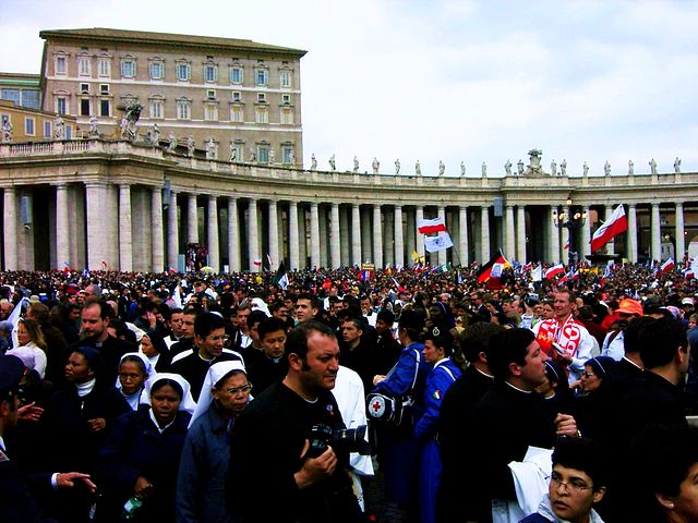 File:Crowd at Pope's Funeral.jpg