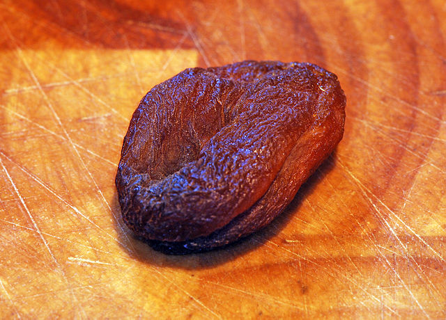 File:Dried apricot 01 Pengo.jpg