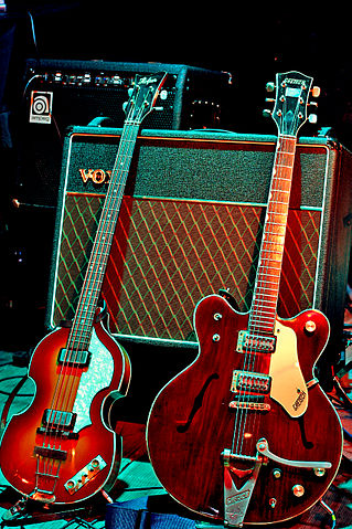 File:Guitarras de McCartney y Harrison.jpg