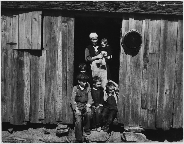 File:Farm Security Administration sharecropper photo of Mrs. Handley and some of her children in Walker County, Alabama. - NARA - 195926.tif