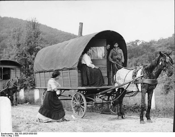 File:Bundesarchiv Bild 183-J0525-0500-003, Rheinland, Sinti und Roma mit Wohnwagen auf Landstra&szlig;e.jpg