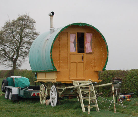 File:Gypsy wagon, Grandborough Fields - geograph.org.uk - 1256879.jpg