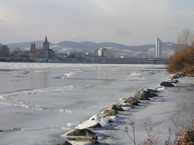 File:Frozen Danube Reichsbr&uuml;cke.JPG