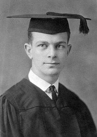 File:LinusPaulingGraduation1922.jpg