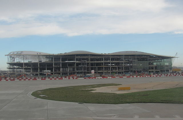 File:Construction &agrave; London Heathrow Airport.jpg