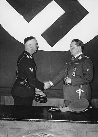 File:Bundesarchiv Bild 183-R96954, Berlin, Hermann G&ouml;ring ernennt Himmler zum Leiter der Gestapo.jpg