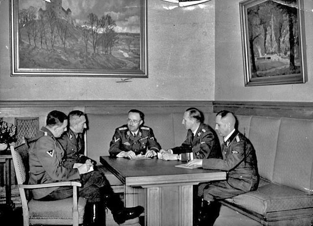 File:Bundesarchiv Bild 183-R98680, Besprechung Himmler mit M&uuml;ller, Heydrich, Nebe, Huber2.jpg