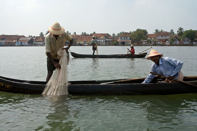 File:Kochi fishermen.jpg