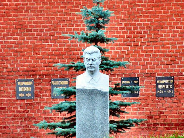 File:Stalin Grave.jpg