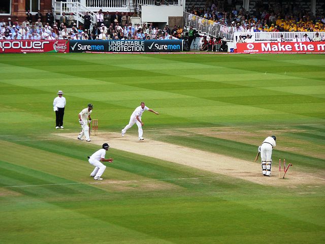 File:Flintoff bowling Siddle, 2009 Ashes 2.jpg