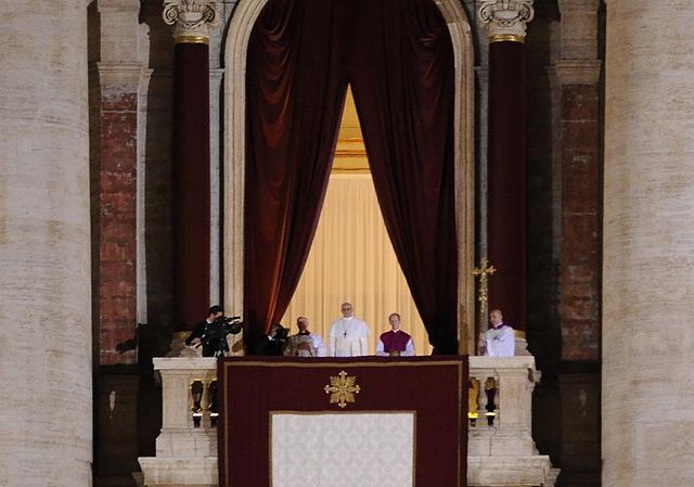 File:Papa Francisco reci&eacute;n elegido 2.jpg
