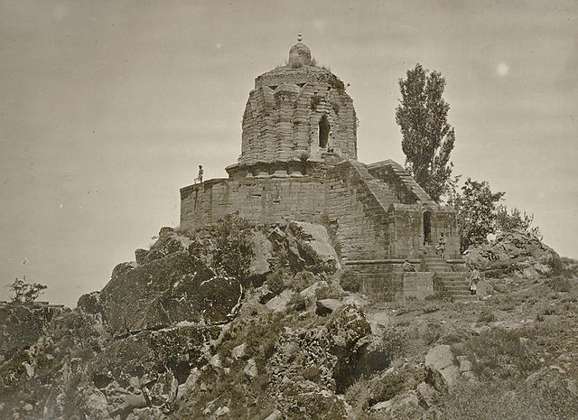 File:Kashmir. Temple of Jyeshteswara -Shankaracharya-, on the Takht-i-Suliman Hill, near Srinagar. Probable date 220 B.C. 1.jpg
