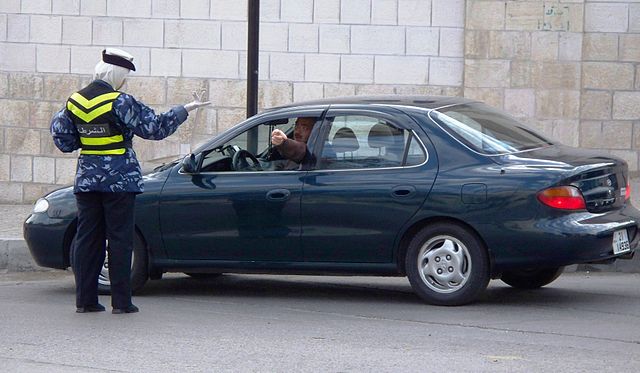 File:Female police officer in Amman.JPG