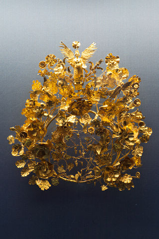 File:Golden crown Armento Staatliche Antikensammlungen 01.jpg
