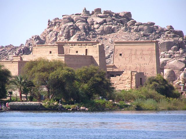 File:ArriveeAuTempleDePhilae.jpg