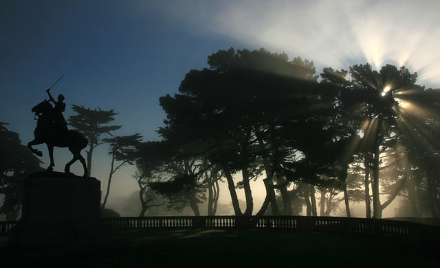 File:Jeanne d'Arc Joan of Arc at San Francisco's Palace of the Legion of Honor and crepuscular rays.jpg