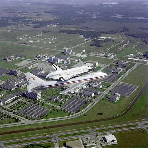 File:Challenger Ferry Flight Flyover of Lyndon B. Johnson Space Center.jpg
