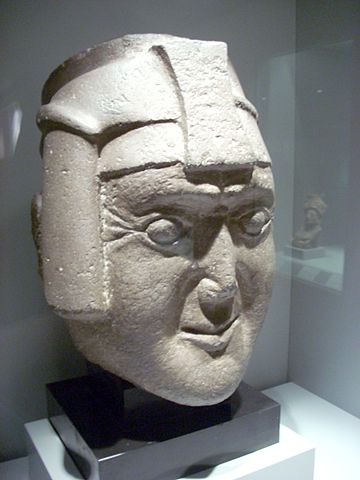 File:Cabeza de Viracocha, Museo de América.jpg