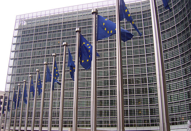 File:Banderas europeas en la Comisi&oacute;n Europea.jpg