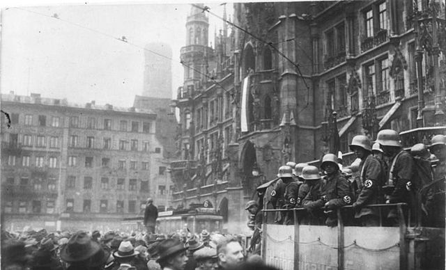 File:Bundesarchiv Bild 119-1486, Hitler-Putsch, M&uuml;nchen, Marienplatz.jpg