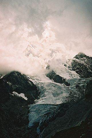 File:Glacier au dessus de Saas-Fee.jpg