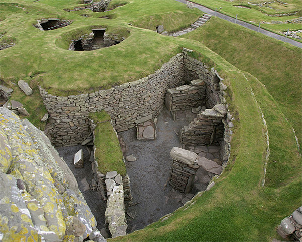 File:Jarlshof 20080821 - aisled roundhouse and broch.jpg