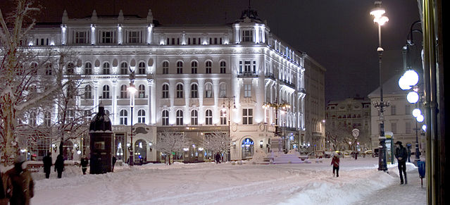 File:V&ouml;r&ouml;smarty Square, snowy winter, Budapest.jpg