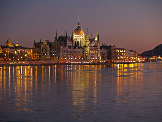 File:Parlement van Boedapest gelegen aan de Donau.jpg
