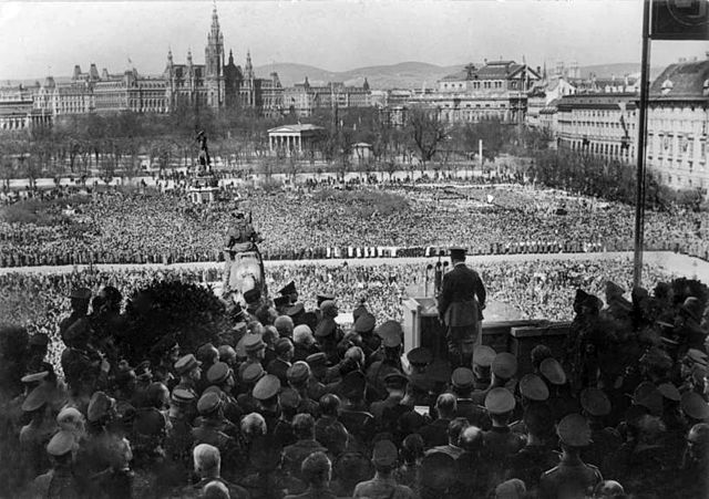 File:Bundesarchiv Bild 183-1987-0922-500, Wien, Heldenplatz, Rede Adolf Hitler.jpg