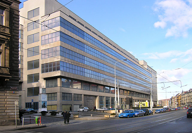 File:Praha Veletržn&iacute; pal&aacute;c jih.jpg