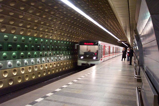 File:Praha, Malostransk&aacute;, vlak.jpg