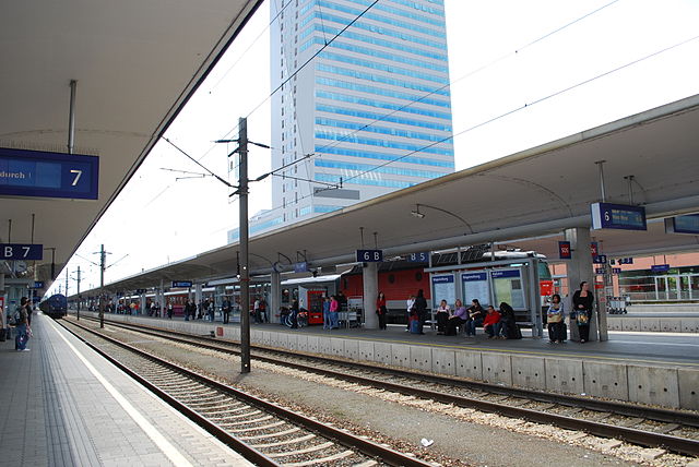 File:LinzHbf Bahnsteige.jpg