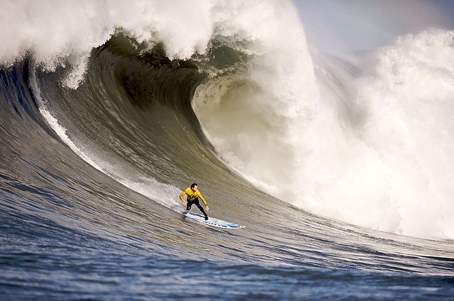 File:Mavericks Surf Contest 2010b.jpg