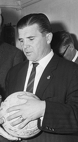 File:Real Madrid tegen Feyenoord 0-5, Kuiver met bal vraagt handtekening van Puskas (cropped).jpg