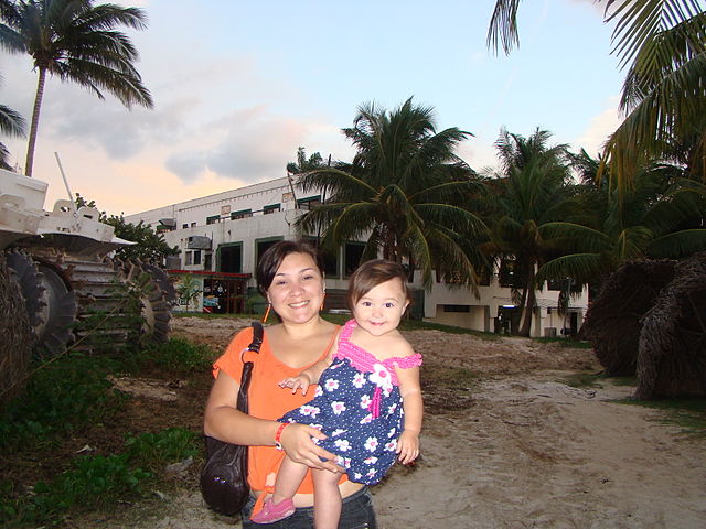 File:Varadero mother and her daughter.JPG
