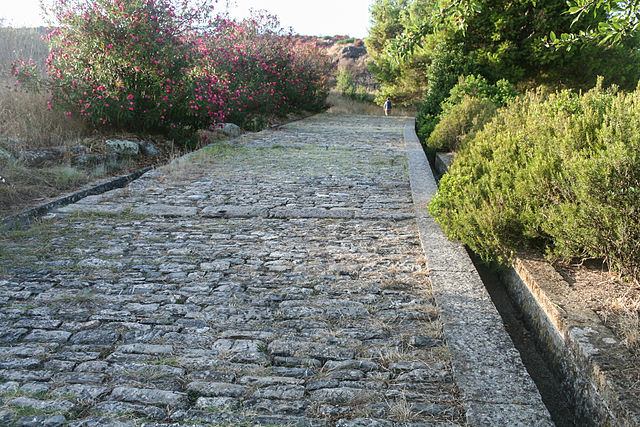 File:Greek street - III century BC - Porta Rosa - Velia - Italy.JPG
