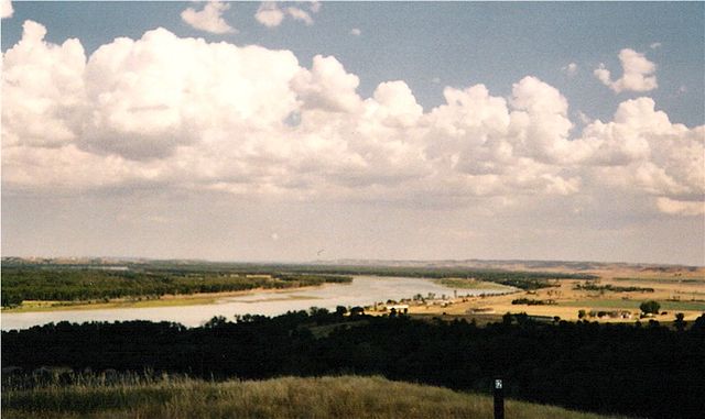 File:FtLincoln-MissouriRiver.jpg