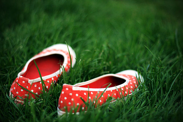 File:Shoes in the grass.jpg