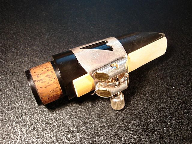 File:Selmer-clarinet-mouthpiece-reed-and-vandoren-ligature.jpg