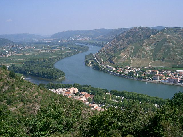 File:Tournon - confluent du Doux avec le Rh&ocirc;ne .JPG