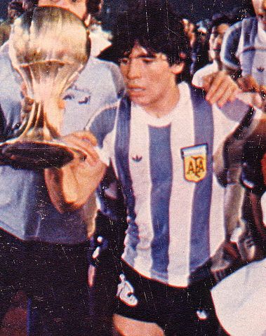 File:Maradona y la copa - Mundial Juvenil 1979 - Gente sept 1979.jpg
